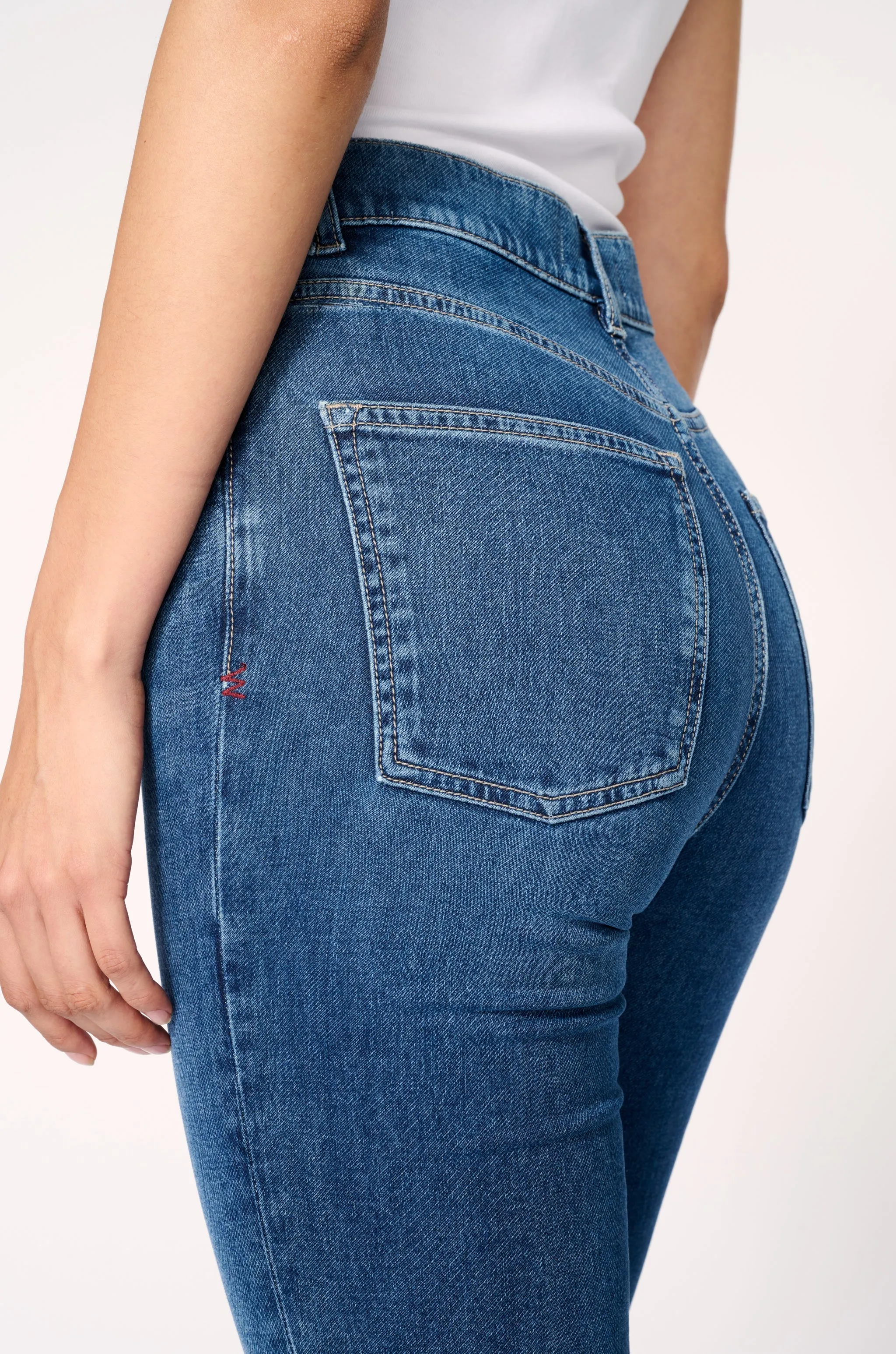 ASE - STRAIGHT JEANS | BLOWN AWAY