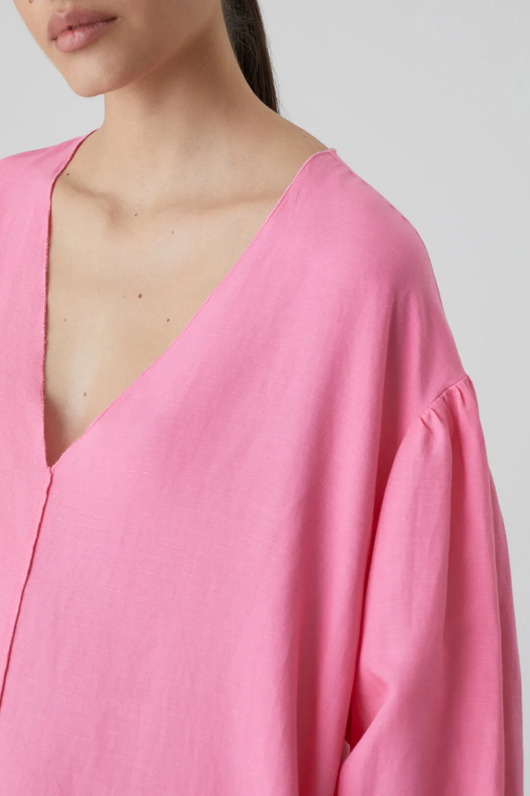 CLOSED WOMENS DRESS WITH V NECK - PINK LILIES