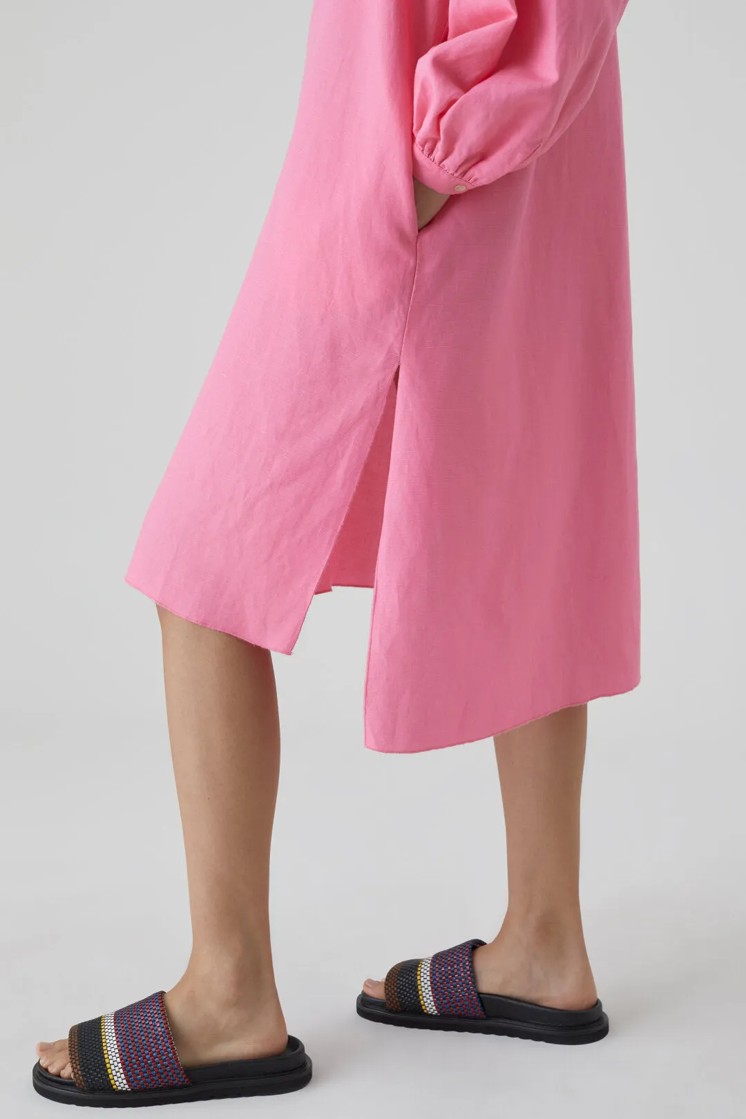 CLOSED WOMENS DRESS WITH V NECK - PINK LILIES